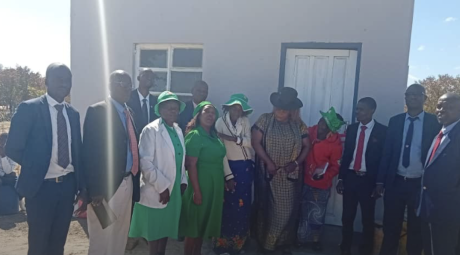 Adventistas construyen una nueva casa para dos hermanas en Zimbabue